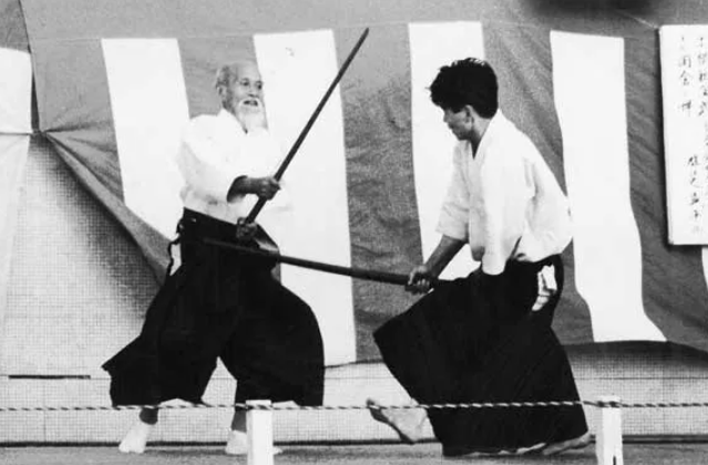 O'Sensei pratiquant le bokken
